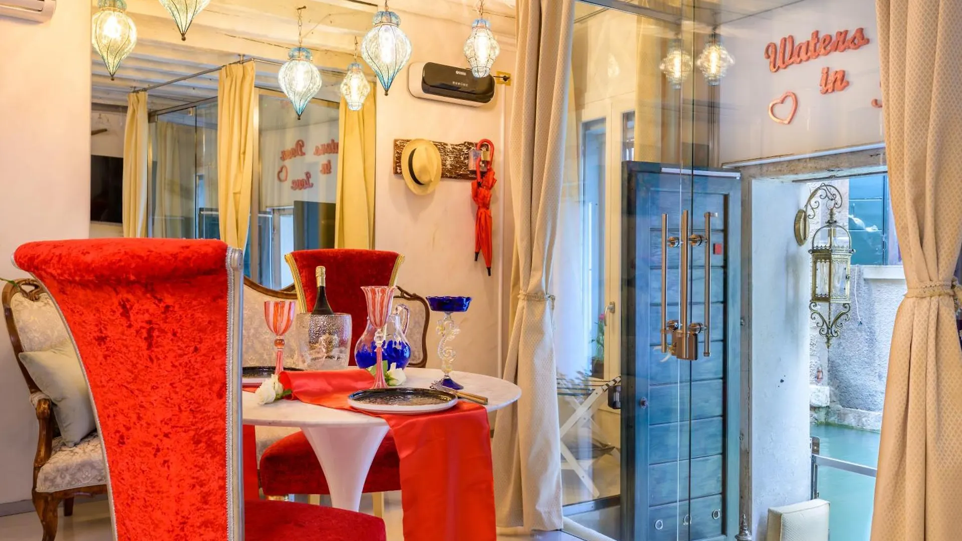 Venice Luxury Watersdoor
